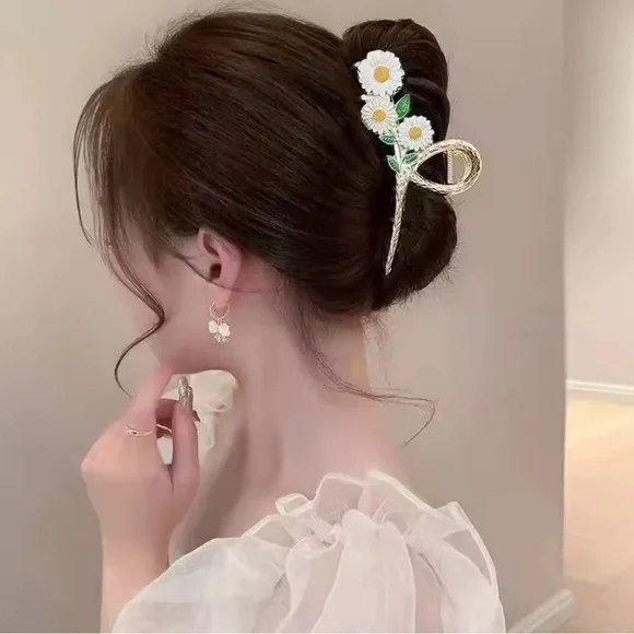 Gold Floral Daisy Hair Claw - Picture 8 of 8